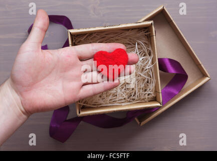 Mann mit roten Herzen in Geschenk-box Stockfoto