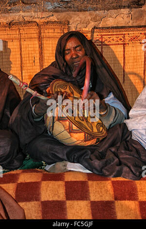 Mann spielt Gitarre in TAFSIT Festival. Algerien, Sahara, Hoggar (Ahaggar Berge), Tamanrasset Stockfoto