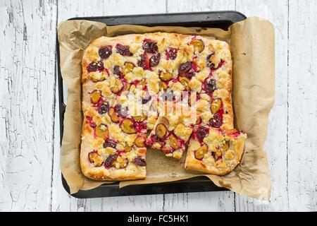 hausgemachten Pflaumenkuchen aus Hefeteig hergestellt Stockfoto