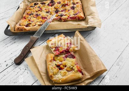 hausgemachten Pflaumenkuchen aus Hefeteig hergestellt Stockfoto