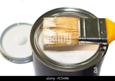 Pinsel und offene Farbtopf Stockfoto