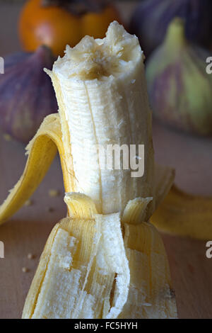 Hälfte gegessen Banane und Feigen Stockfoto