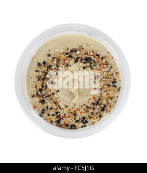 Hummus in einem Plastikbehälter Stockfoto