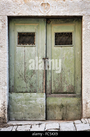 alte Holztür in der Altstadt von Rovinj Stockfoto