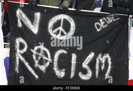 FC Besiktas Fans zeigen ihre * No * Rassismus Banner während der UEFA Europa League Spiel gegen den FC Dynamo Kyiv Stockfoto