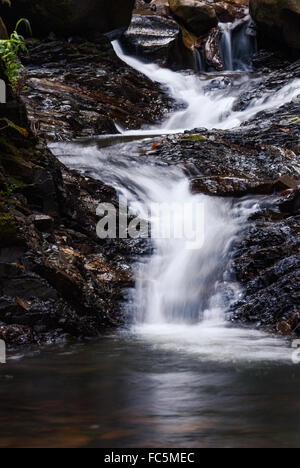 schöne natürliche Stream unter Steinen. Stockfoto