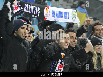 FC Besiktas Fans zeigen Sie ihre Unterstützung während der UEFA Europa League Spiel gegen den FC Dynamo Kyiv Stockfoto