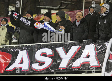 FC Besiktas Fans zeigen Sie ihre Unterstützung während der UEFA Europa League Spiel gegen den FC Dynamo Kyiv Stockfoto