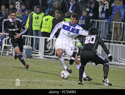 Kiew, UKRAINE - 24 Februar: Roman Eremenko von Dynamo Kyiv (C) kämpft für einen Ball mit Ibrahim Toraman des Besiktas (R) während der UEFA Europa League-Spiel am 24. Februar 2011 in Kiew, Ukraine Stockfoto