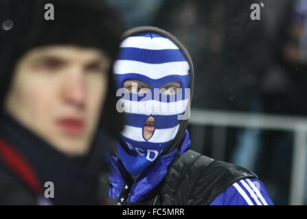 Kiew, UKRAINE - 24 Februar: FC Dynamo Kyiv ultra Supporter blickt auf in UEFA Europa League-Spiel gegen Besiktas am 24. Februar 2011 in Kiew, Ukraine Stockfoto