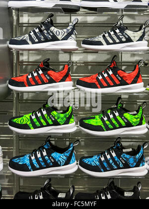 SL-Schleifen Sportschuhe, Champs Sport im Holiday Village Mall, Great Falls, MT, USA Stockfoto