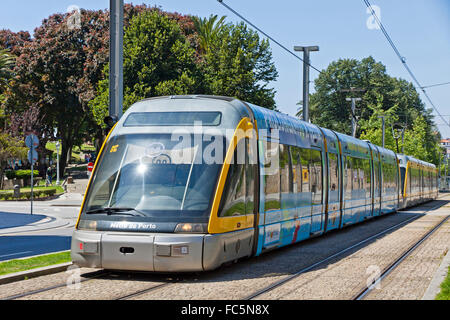 Stadtbahn Zug der Metro do Porto, Teil des öffentlichen Verkehrssystems der Stadt Porto Stockfoto