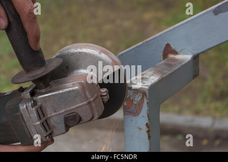 Metall wird mit Winkelschleifer Stockfoto