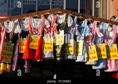 Shop für traditionelle bayerische Kleider (Dirndl) auf dem Oktoberfest in München, Deutschland Stockfoto