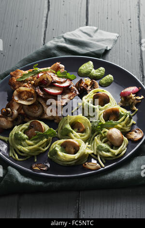 Platte mit gebratenem Huhn und Pesto Nudeln Stockfoto