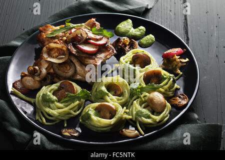 Gebratenes Huhn und Pesto Nudeln Stockfoto