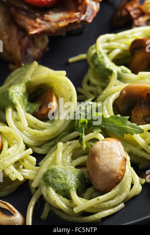 Nudeln mit Pesto und gebratenes Huhn closeup Stockfoto