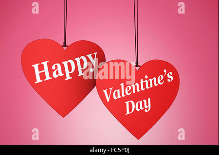 Happy Valentinstag Zeichen und Text auf zwei gehängt rote herzförmige Papieretiketten auf rosa Hintergrund. Stockfoto
