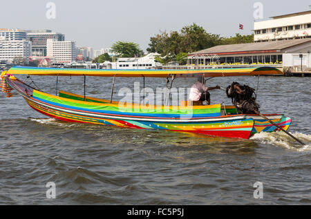 Longtail-Boot auf dem Chao Phraya Fluss, Bangkok, Thailand, Asien Stockfoto