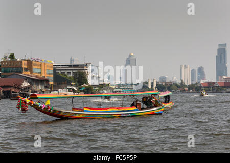 Longtail-Boot auf dem Chao Phraya Fluss, Bangkok, Thailand, Asien Stockfoto