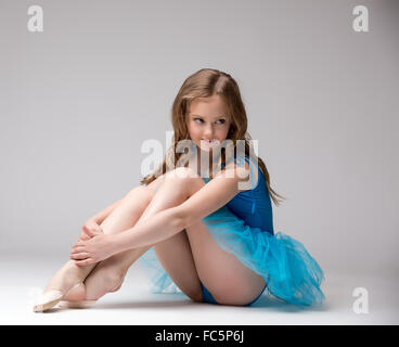 Schöne kleine Ballerina lächelnd in die Kamera Stockfoto