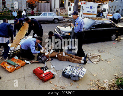 Washington, DC, USA, 1993 DC. Rettungsassistenten arbeiten an einem schießen Opfer.  Bildnachweis: Mark Reinstein Stockfoto