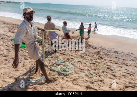 Lokale Fischer ziehen net aus dem Ozean in Tangalle, südlichen Provinz, Sri Lanka Stockfoto