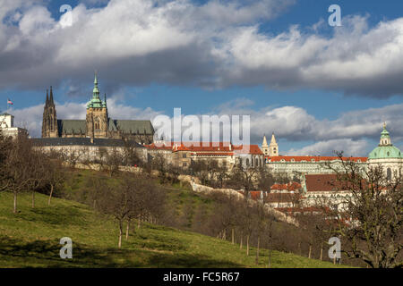 Blick vom Petrin-Hügel zur Prager Burg Stockfoto