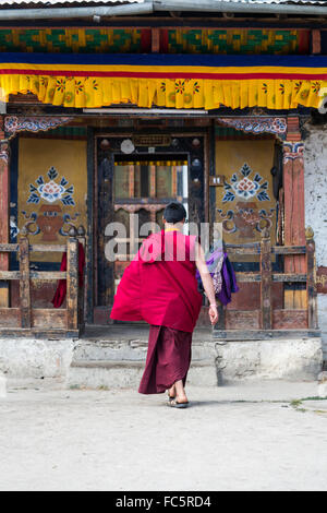 Mönch an Tamshing buddhistische Tempel, Jakar, Bumthang, zentrale Bhutan, Asien Stockfoto