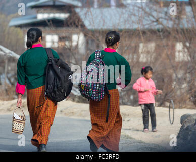 Schulkinder in Tracht, Jakar, Bumthang, zentrale Bhutan Stockfoto