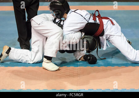 Die Jungs treten in den Kobudo Stockfoto