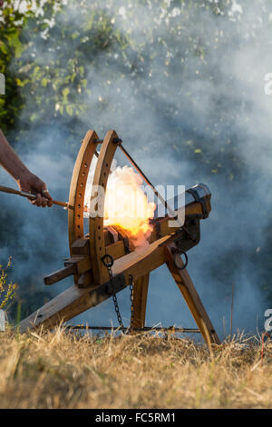 Kanone Feuer - weißer Rauch im Hintergrund Stockfoto