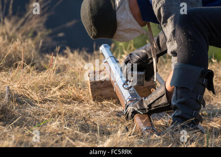 Person lädt historische Feuerwaffe Stockfoto