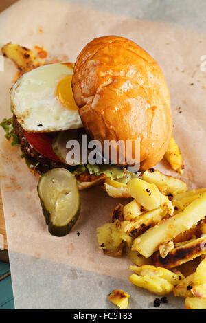 Gebratenes Ei Burger über Ansicht Stockfoto