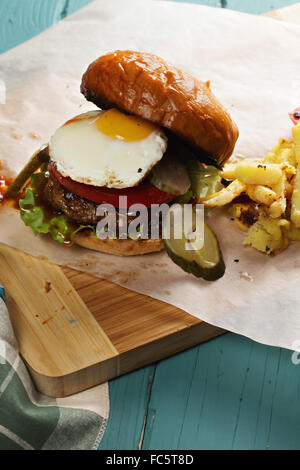 Sonnenseite bis Burger auf einer hölzernen Tischplatte Stockfoto