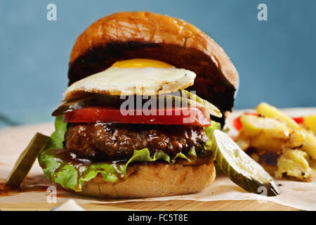 Burger, garniert mit sonnigen Ei closeup Stockfoto