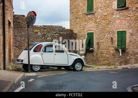 Eine klassische Citroen 2 CV in die Straßen von Volterra, Toskana, Italien geparkt. Stockfoto