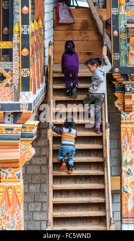 Drei junge Mädchen auf der Treppe im Hotel in Jakar, Bumthang, zentrale Bhutan, Asien Stockfoto