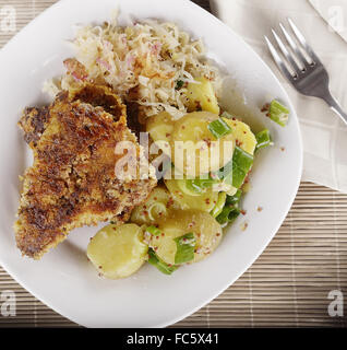 Schnitzel mit Kartoffelsalat und Sauerkraut Stockfoto