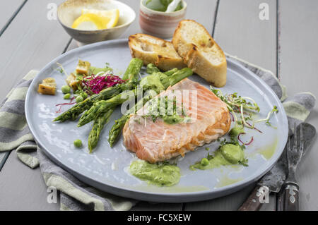 Lachs mit grünem Spargel Stockfoto