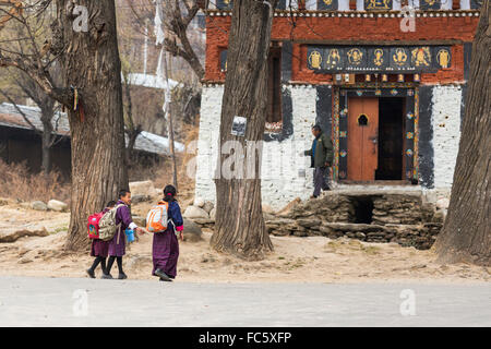 Schulkinder in Tracht, Jakar, Bumthang, zentrale Bhutan Stockfoto