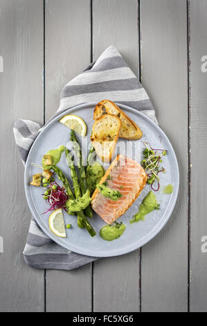 Lachs mit grünem Spargel nordischen Stil Stockfoto