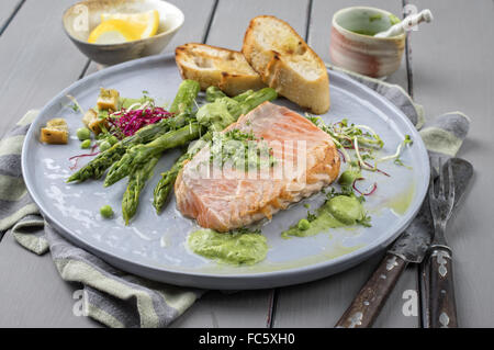 Lachs mit grünem Spargel Stockfoto