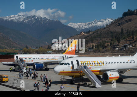 Flugzeuge am Flughafen, Paro, Bhutan, Asien Stockfoto