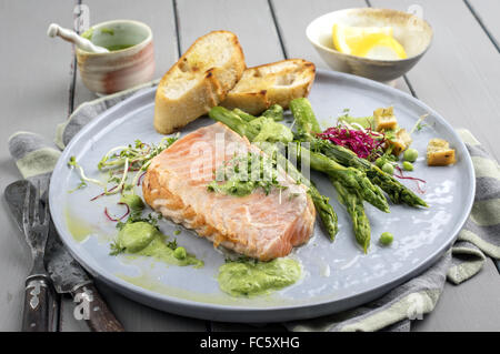 Lachs mit grünem Spargel Stockfoto