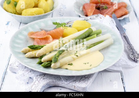 Spargel mit geräuchertem Lachs und Kartoffeln Stockfoto