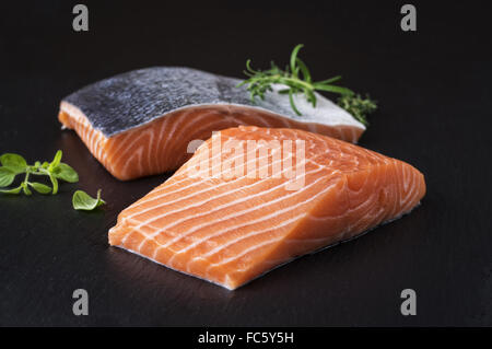 Lachsfilet auf einer schwarzen Tafel aus Schiefer Stockfoto