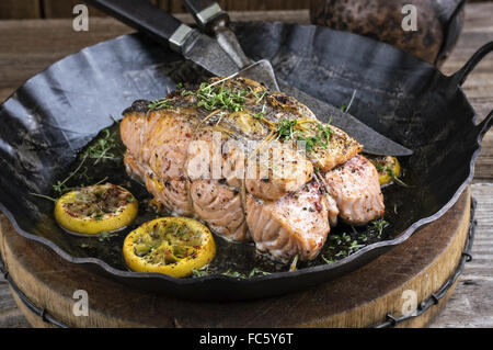 Lachsfilet in Pfanne Stockfoto