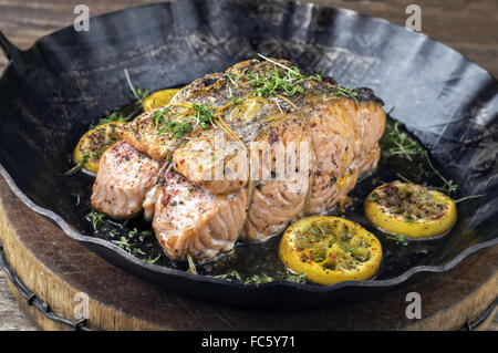 Lachsfilet in Pfanne Stockfoto