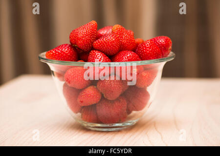 Erdbeeren auf dem Display angeordnet Stockfoto